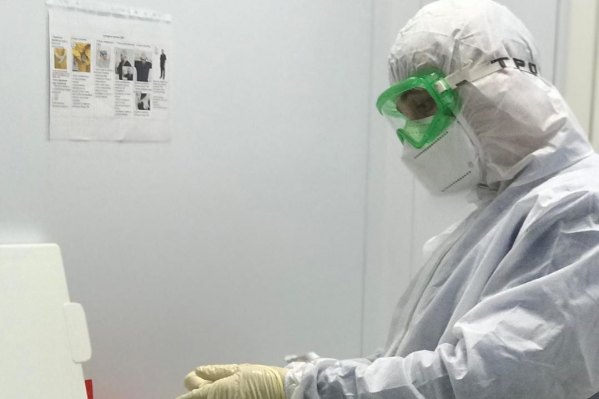 Медик работает в госпитале с начала пандемии Медик работает в госпитале с начала пандемии