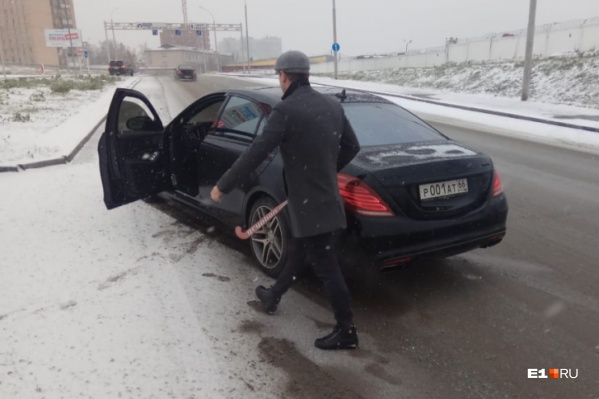 Водитель Mercedes с клюшкой набросился на чужой автомобиль и сломал зеркало Водитель Mercedes с клюшкой набросился на чужой автомобиль и сломал зеркало