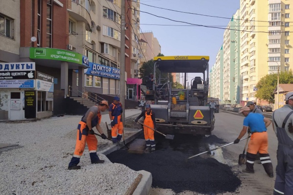 Новый асфальт укладывают в парковочных карманах Новый асфальт укладывают в парковочных карманах