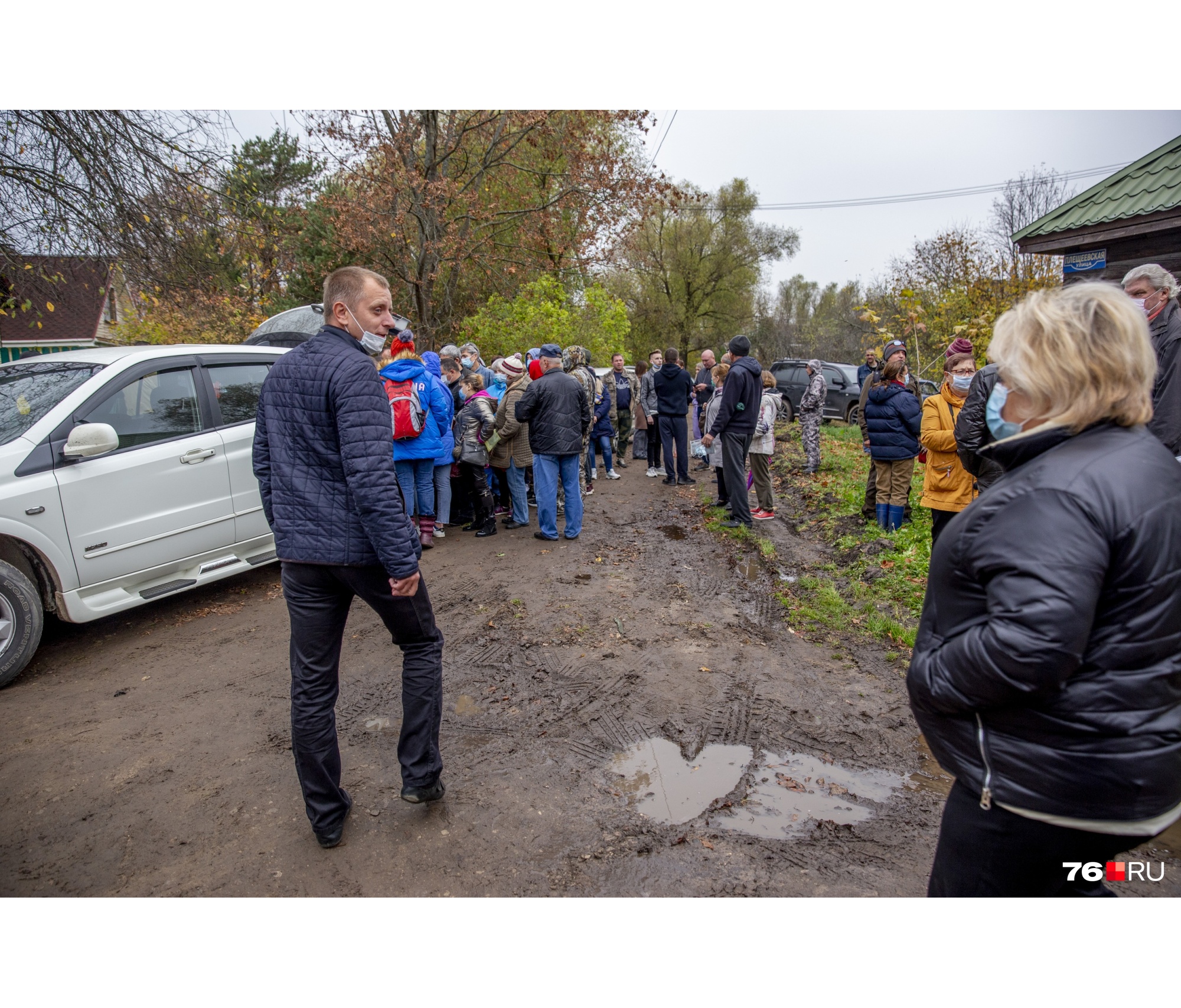В очередь на регистрацию люди выстроились прямо на дороге В очередь на регистрацию люди выстроились прямо на дороге