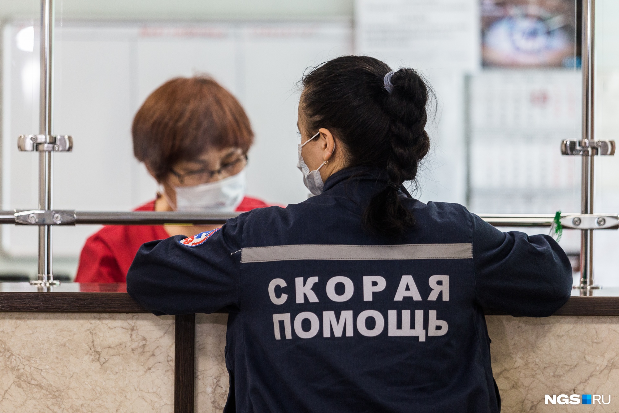 Сотрудник скорой помощи в приёмном отделении Сотрудник скорой помощи в приёмном отделении