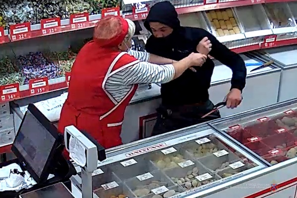 Женщина попыталась защитить выручку при помощи банки консервов Женщина попыталась защитить выручку при помощи банки консервов
