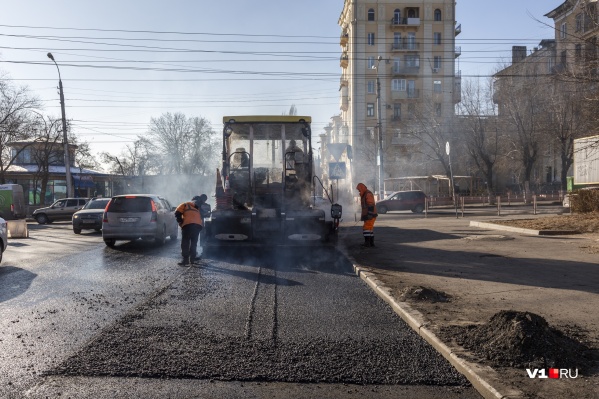 Рабочие в Волгограде вышли на ремонт дорог при <nobr class="_">—15 градусах</nobr> Рабочие в Волгограде вышли на ремонт дорог при <nobr class="_">—15 градусах</nobr>