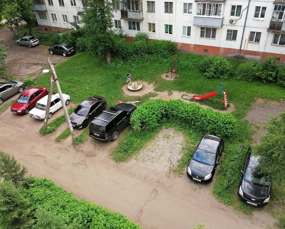 Почти все машины на этой фотографии припарковались с нарушением Почти все машины на этой фотографии припарковались с нарушением