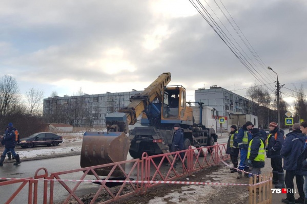 Специалисты «Ярославльводоканала» работают над устранением коммунальной аварии Специалисты «Ярославльводоканала» работают над устранением коммунальной аварии