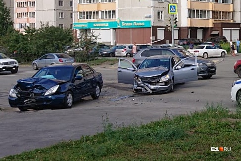 Судя по повреждениям, произошло лобовое столкновение Судя по повреждениям, произошло лобовое столкновение