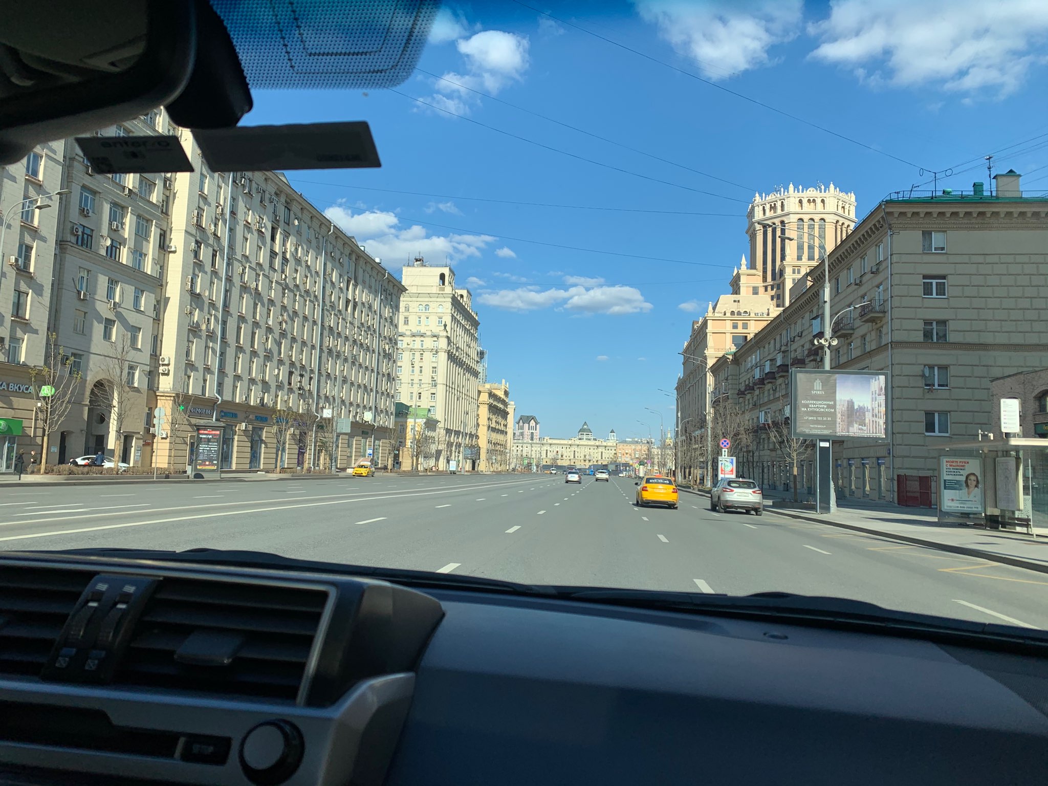 Садовое кольцо таким пустым не бывает даже в 5 утра. Фото сделано в 3 часа дня Садовое кольцо таким пустым не бывает даже в 5 утра. Фото сделано в 3 часа дня