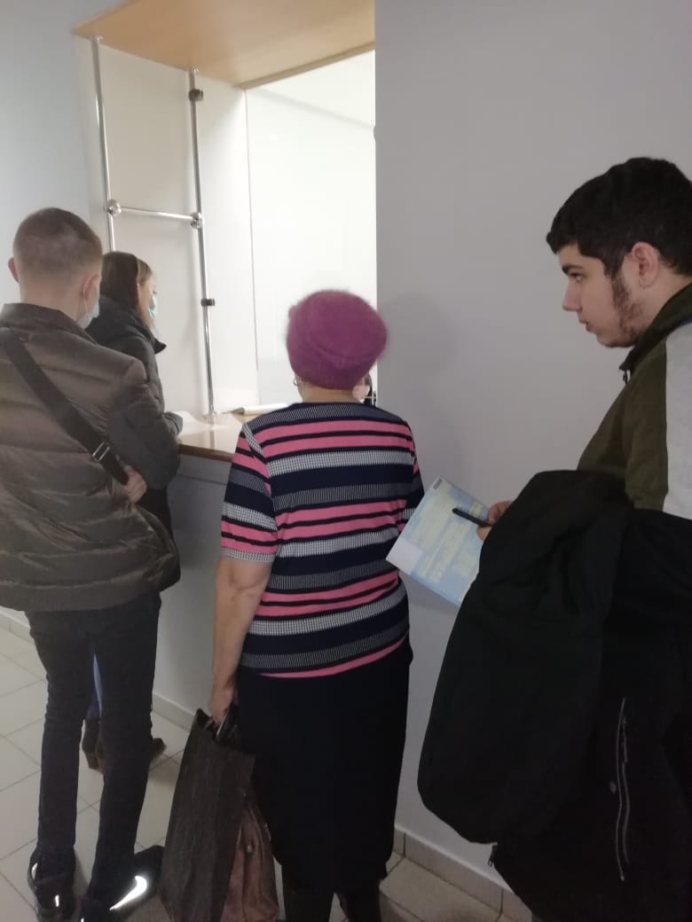 Наша читательница из Первомайского района сетует на отсутсвие мер безопасности в городских поликлиниках: <br><br>«С 25 марта по 31 марта я находилась на больничном, сегодня, соответственно, я пришла закрывать больничный к своему участковому терапевту. Мало того, что я отсидела в очереди к терапевту 2 часа, я спустилась вниз, чтобы поставить печать на больничный, и здесь ещё очередь человек 15, никакой дистанции, кругом скопившиеся толпы людей, это кошмар какой-то», — написала девушка Наша читательница из Первомайского района сетует на отсутсвие мер безопасности в городских поликлиниках: <br><br>«С 25 марта по 31 марта я находилась на больничном, сегодня, соответственно, я пришла закрывать больничный к своему участковому терапевту. Мало того, что я отсидела в очереди к терапевту 2 часа, я спустилась вниз, чтобы поставить печать на больничный, и здесь ещё очередь человек 15, никакой дистанции, кругом скопившиеся толпы людей, это кошмар какой-то», — написала девушка 