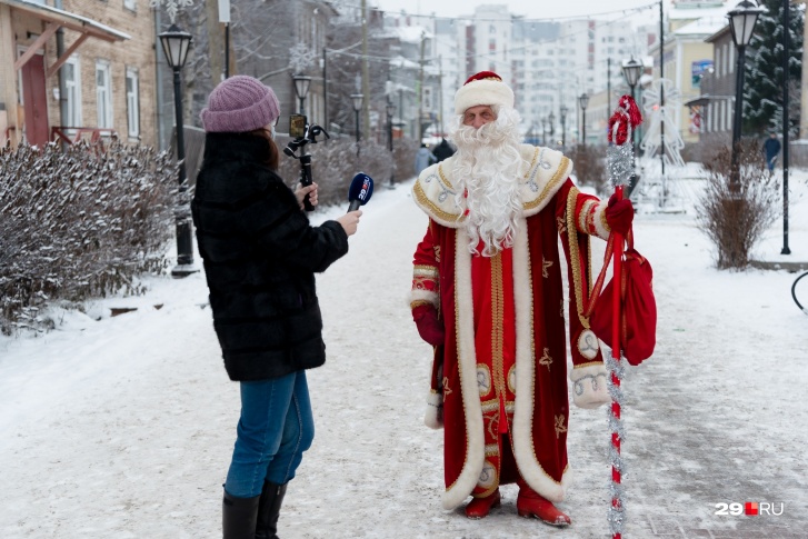 Андрей Пономарёв уже много лет подряд надевает красный костюм и белую бороду. Массовые гулянья в этом году запрещены, но кто сказал, что Дед Мороз не может прогуляться по Чумбаровке?