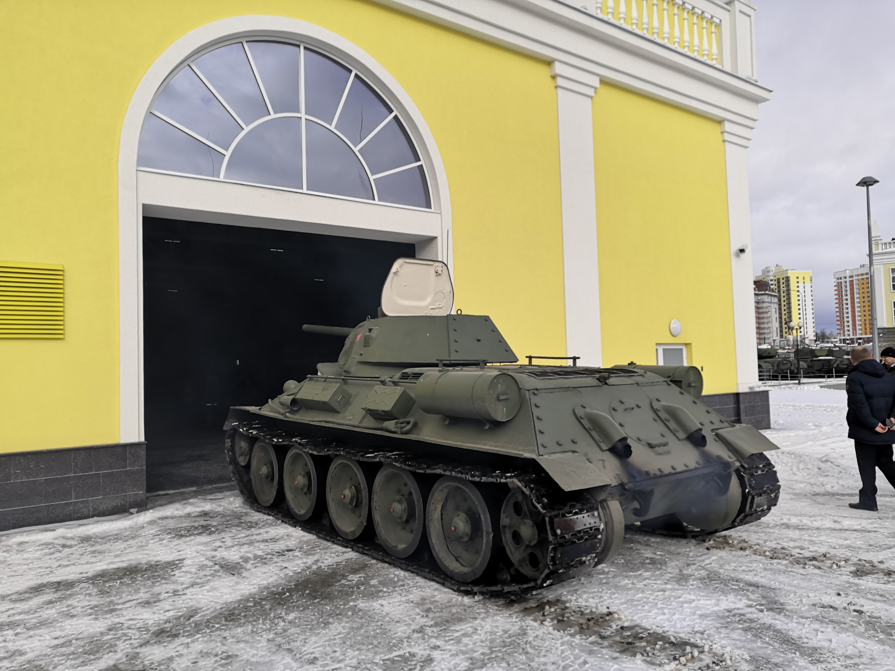 В Верхней Пышме Т-34 выехал из сервиса и первым эффектно припарковался в новом здании музея: видео