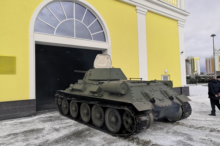 Т-34 примерился к новому зданию для парадного расчета Т-34 примерился к новому зданию для парадного расчета
