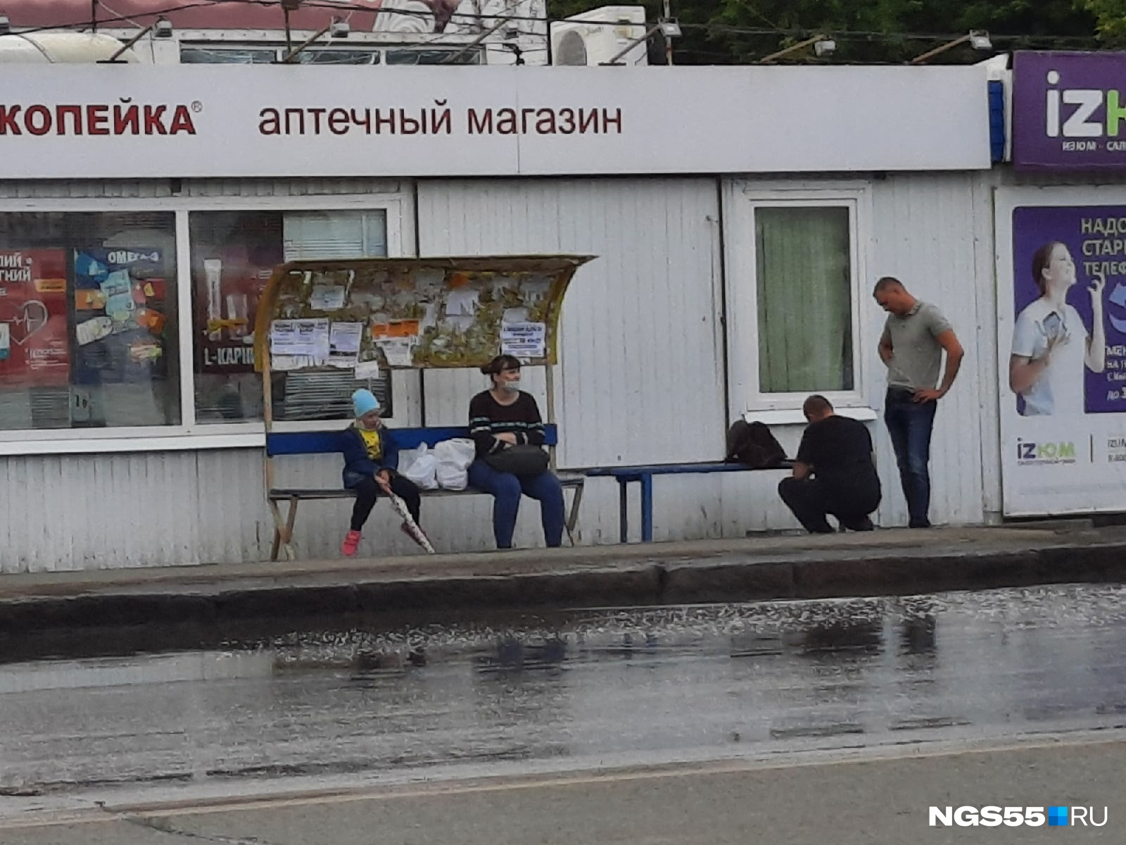 Лучшая защита от дождя: на остановке в Чкаловске стоят скамейки с очень маленькими навесами