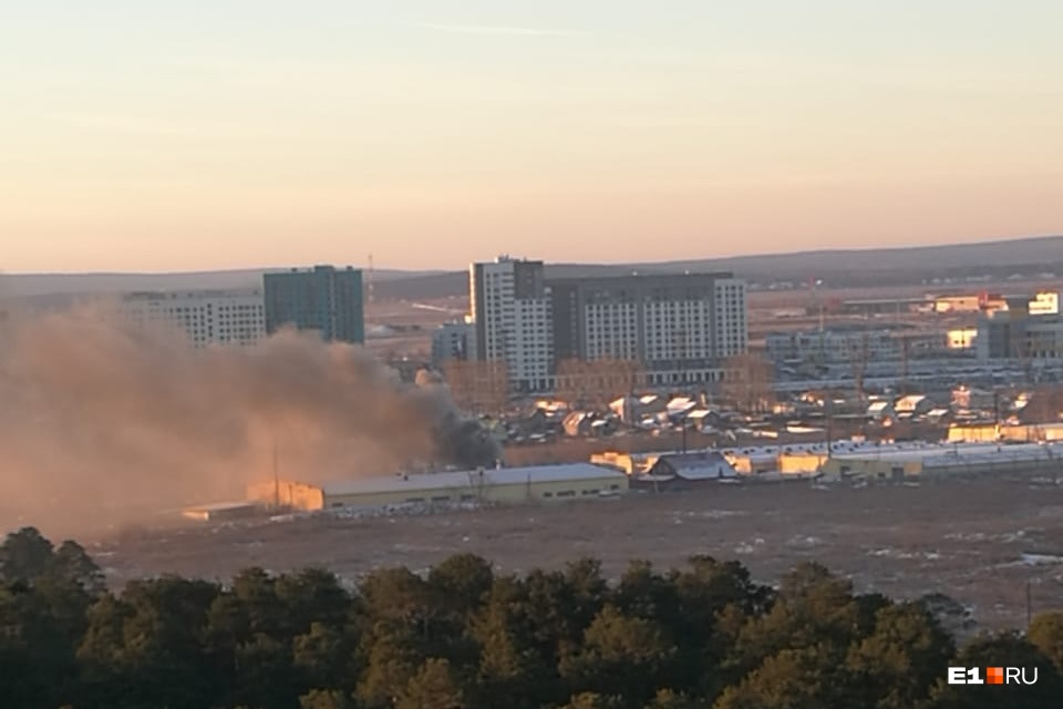 Дым на всю округу: под Екатеринбургом горели склады с утеплителем для труб
