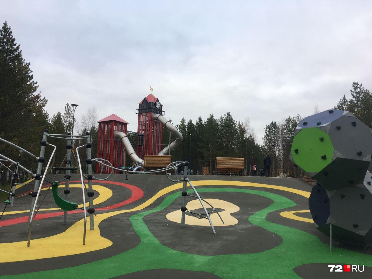 Новая детская площадка в детском парке города