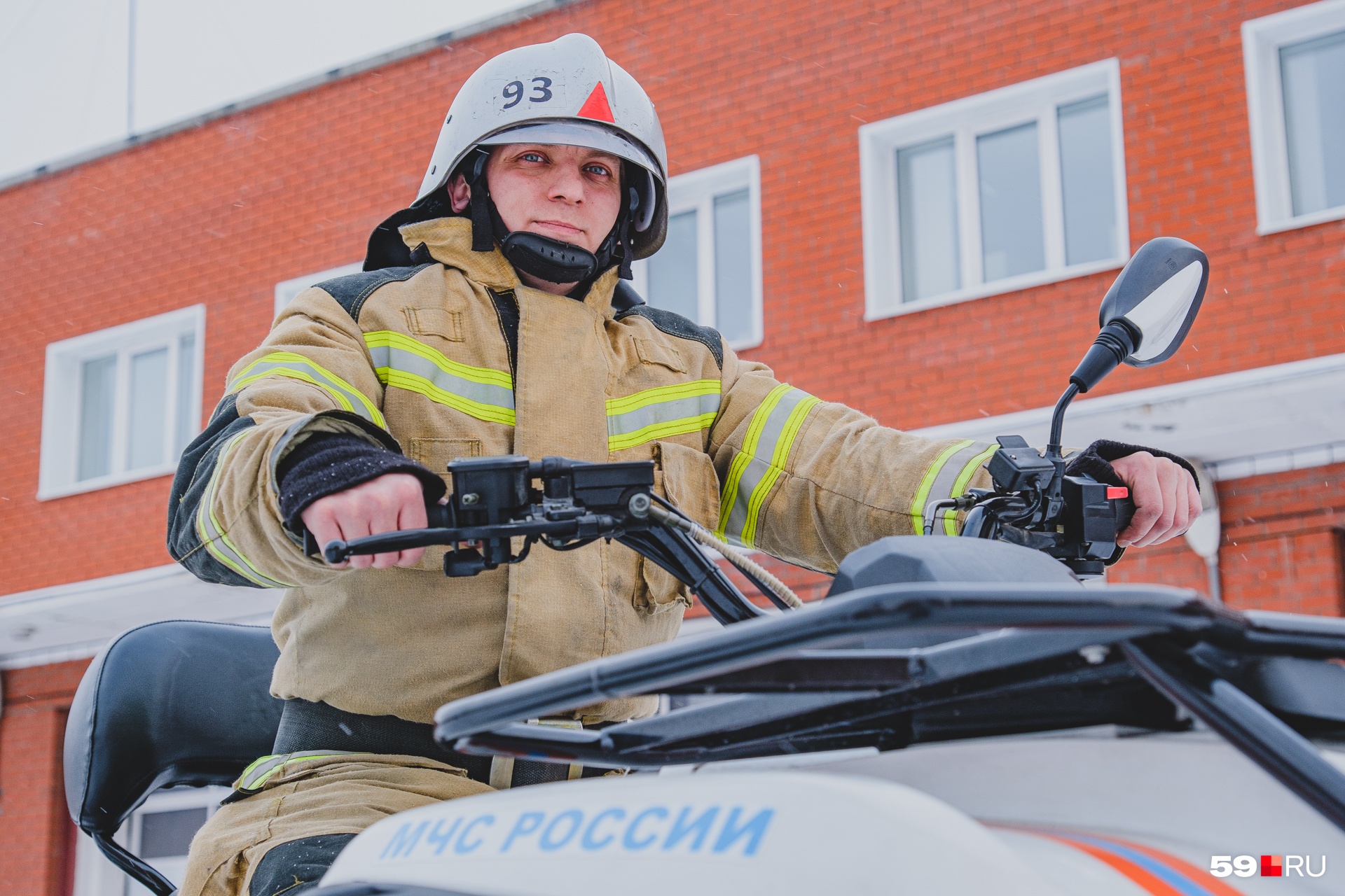 На фото пожарный из Александровска Владимир Рабенко