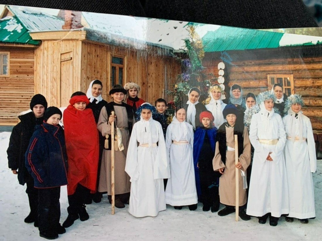 На праздники детей наряжали На праздники детей наряжали