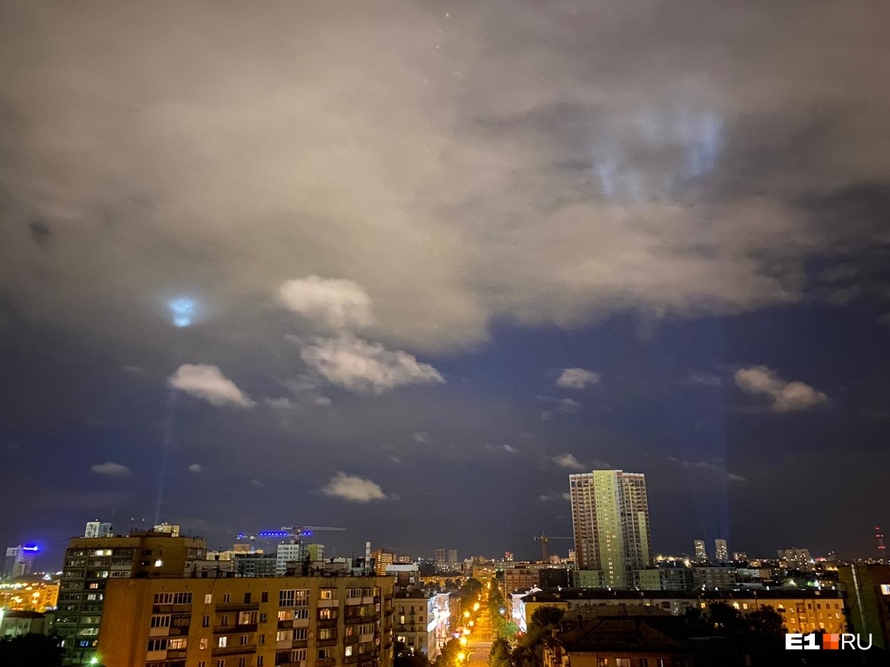 Горожане заметили над Екатеринбургом световые столбы. Объясняем, откуда они