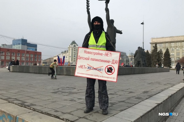 С плакатами вышло около 20 человек С плакатами вышло около 20 человек