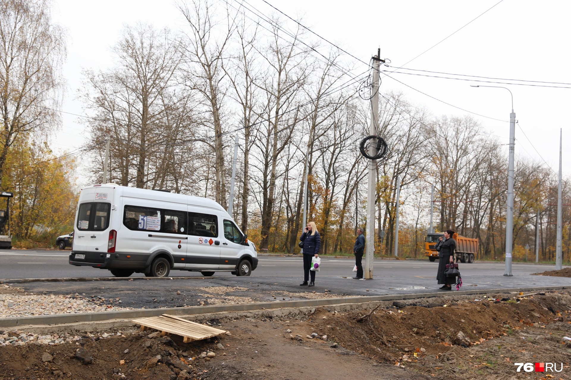 Есть два пути добраться на остановку: по грязи или сделав большой крюк Есть два пути добраться на остановку: по грязи или сделав большой крюк