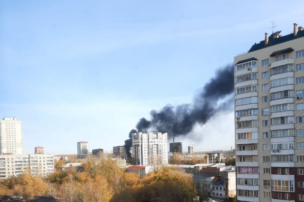 Над районом поднялся черный столб дыма Над районом поднялся черный столб дыма