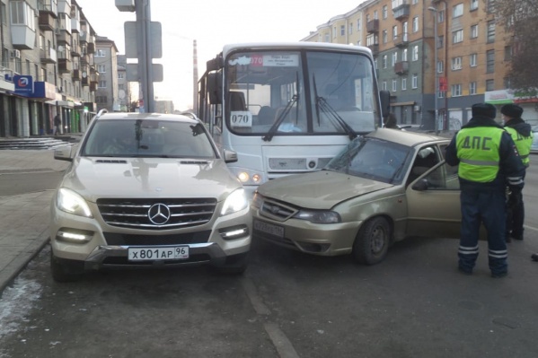 Из-за этой аварии на Малышева выстроилась пробка Из-за этой аварии на Малышева выстроилась пробка