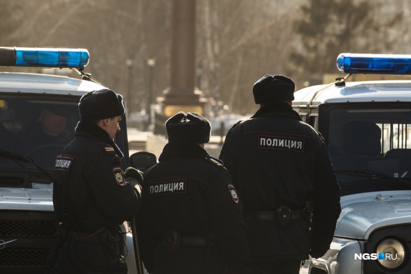 На место происшествия приехали полиция и спасатели На место происшествия приехали полиция и спасатели 