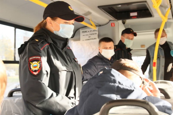 Штраф за нарушение масочного режима для граждан — от 1 до 30 тысяч рублей, для предпринимателей — от 30 до 300 тысяч рублей Штраф за нарушение масочного режима для граждан — от 1 до 30 тысяч рублей, для предпринимателей — от 30 до 300 тысяч рублей