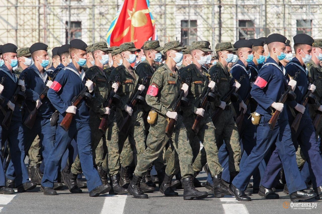 На Дворцовой прошла первая репетиция парада Победы. Как это было — в объективе «Фонтанки»