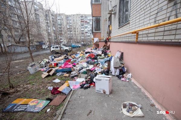 Пару дней назад женщина выбросила много вещей из окна Пару дней назад женщина выбросила много вещей из окна