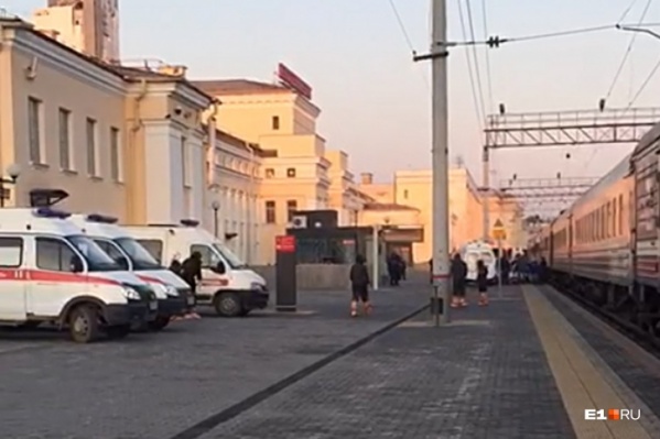 Пассажиров поезда № 72, в котором ехала пермячка, на вокзале Екатеринбурга встречали машины скорой помощи Пассажиров поезда № 72, в котором ехала пермячка, на вокзале Екатеринбурга встречали машины скорой помощи