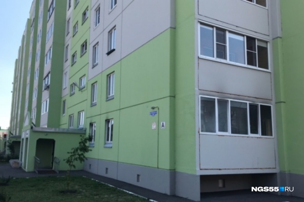 Балкон и окна квартиры, в которой жила погибшая, заметны по обгоревшему пластику Балкон и окна квартиры, в которой жила погибшая, заметны по обгоревшему пластику