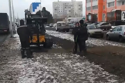 Рабочие, копающие землю для высадки молодых деревьев в Кургане, попали на видео Рабочие, копающие землю для высадки молодых деревьев в Кургане, попали на видео