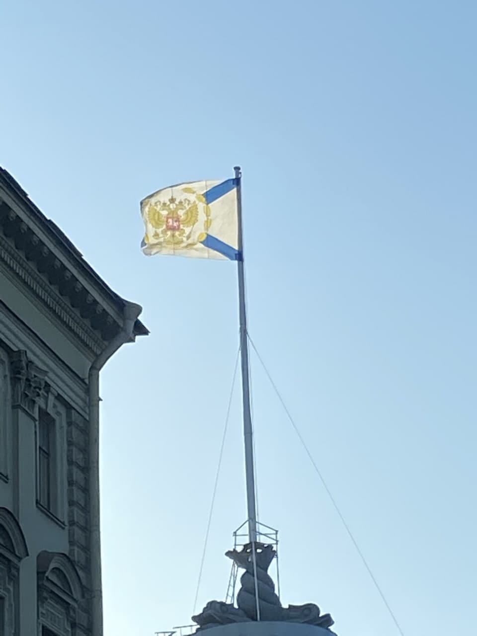 Ноябрьский шторм отщипнул на прощанье кусочек Андреевского флага на Адмиралтействе