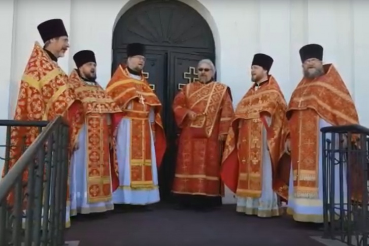Песню «День Победы» священники исполнили на крыльце храма
