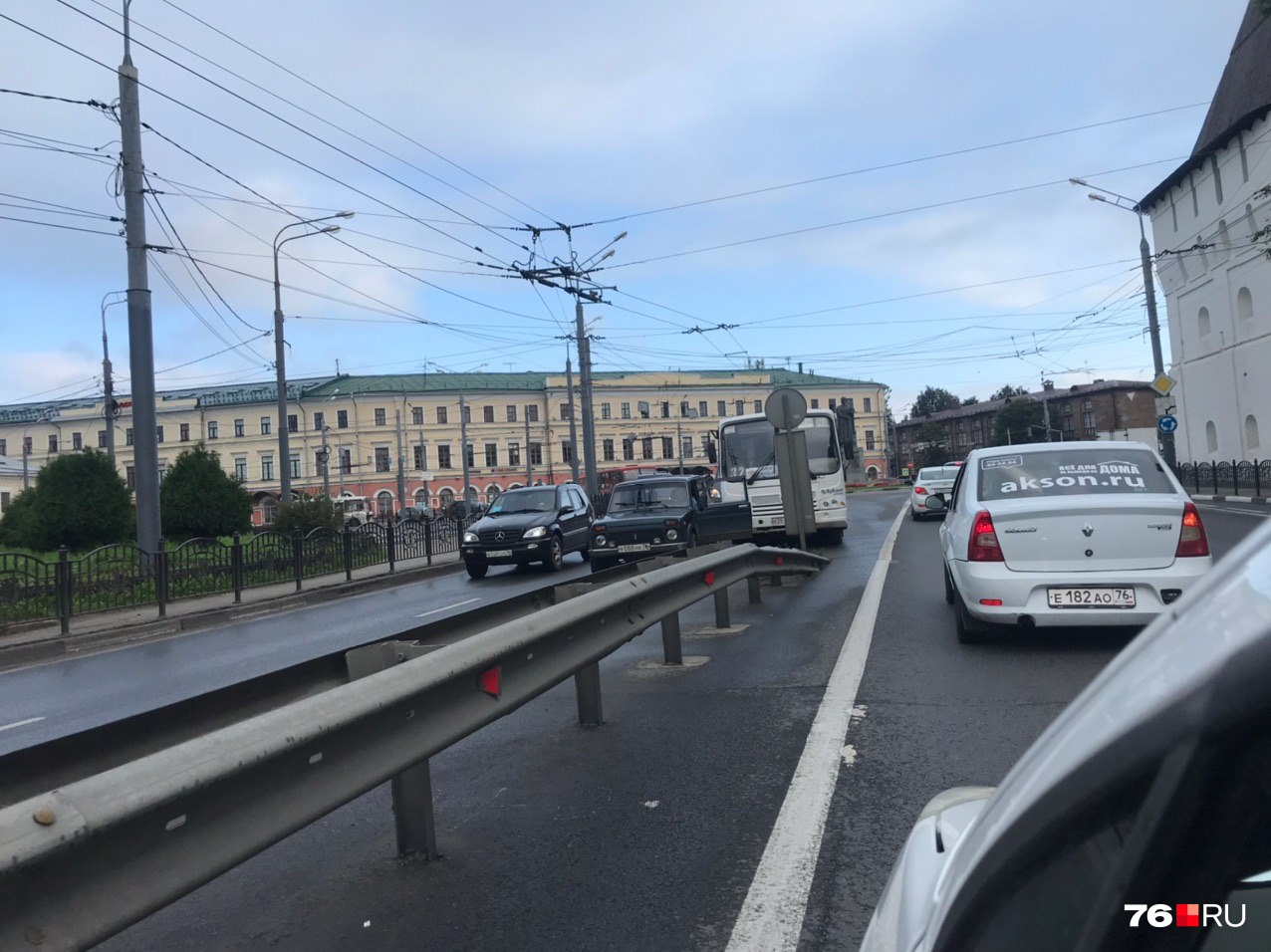 В центре Ярославля пассажирский автобус врезался в легковушку