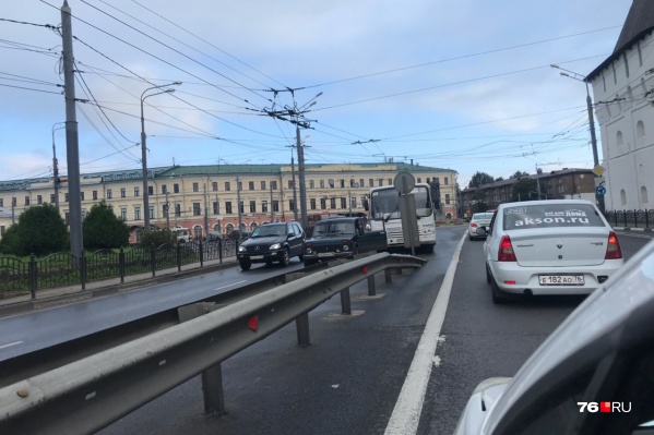 Авария в Ярославле случилась в час пик Авария в Ярославле случилась в час пик