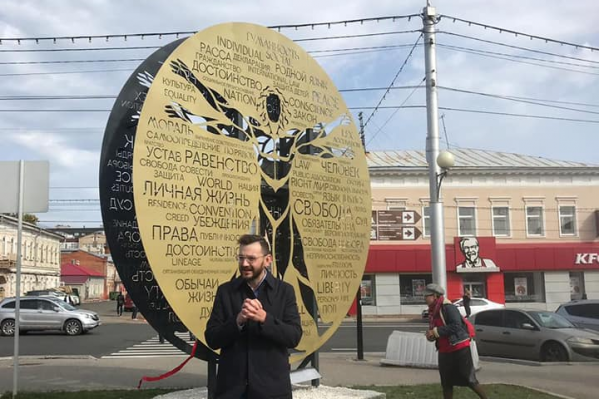Валериан Гагин на фоне монумента Валериан Гагин на фоне монумента