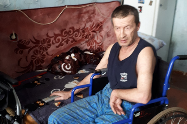 Мужчина сидит в коляске уже почти год Мужчина сидит в коляске уже почти год