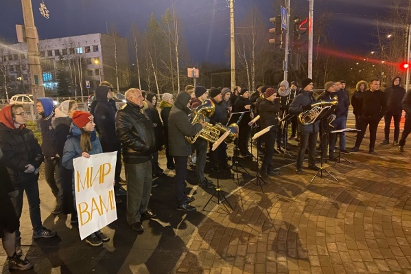 Люди пели песни неподалеку от входа в торговый центр Люди пели песни неподалеку от входа в торговый центр