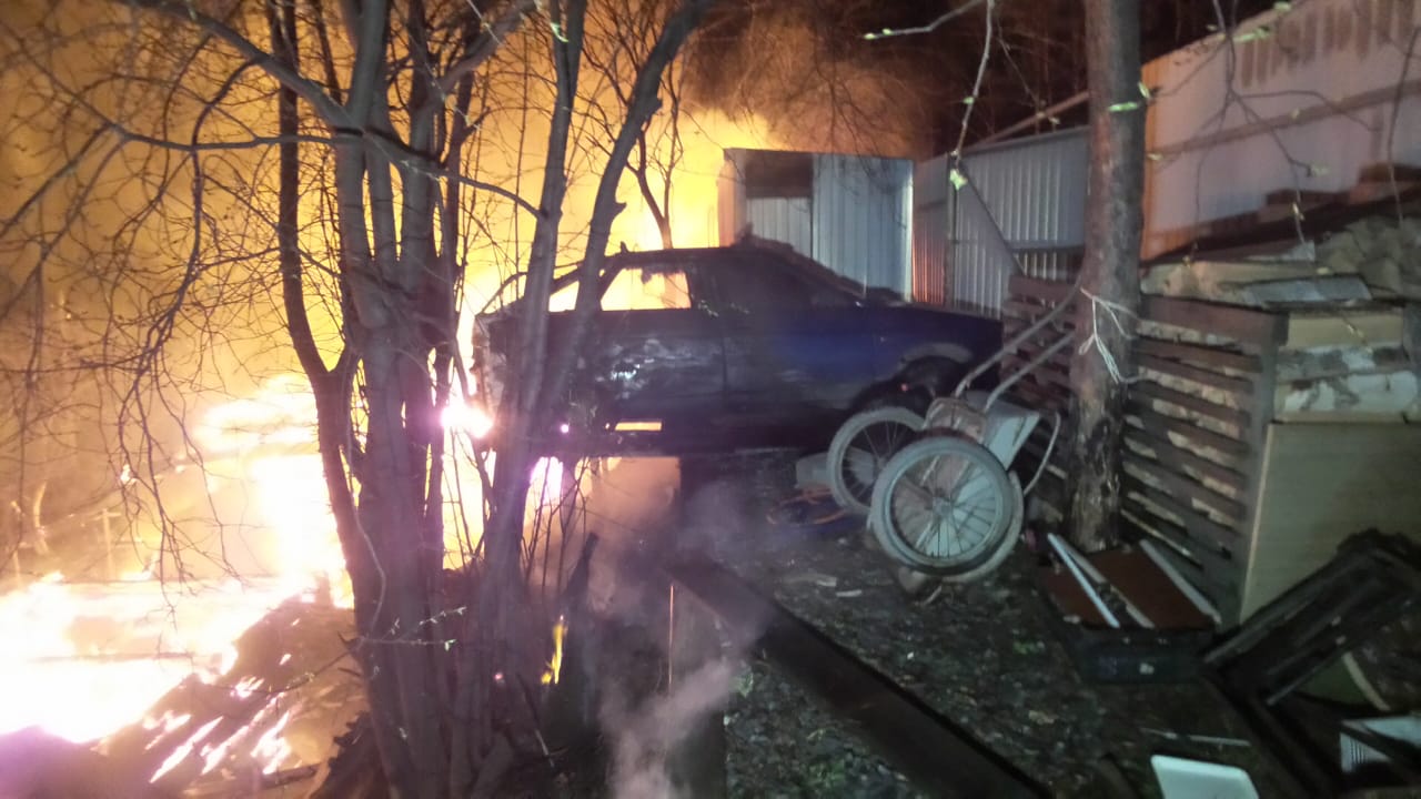 Сам участок стоит в низине, поэтому хозяева сделали импровизированную эстакаду для машины Сам участок стоит в низине, поэтому хозяева сделали импровизированную эстакаду для машины