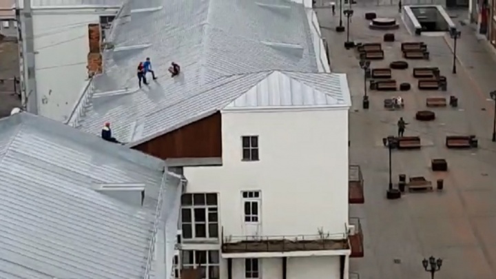 Что было перед падением мужчины с крыши на Вайнера: видео очевидцев