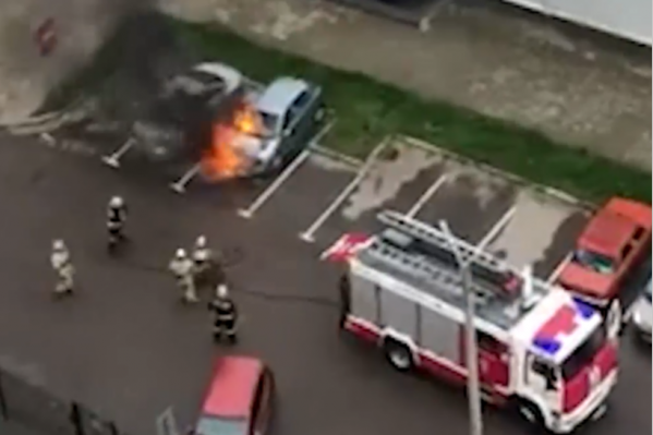 Пожар тушили 8 спасателей Пожар тушили 8 спасателей