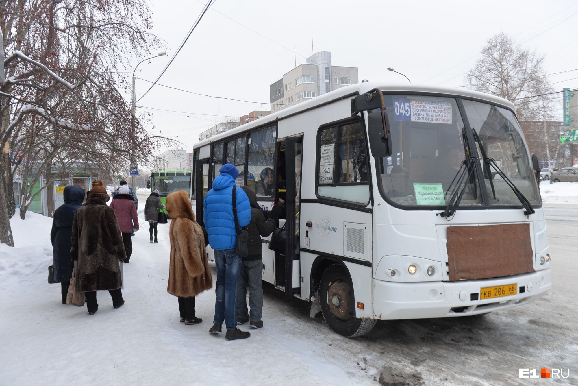 Зимой проезжая часть на остановках общественного транспорта быстро превращается в каток