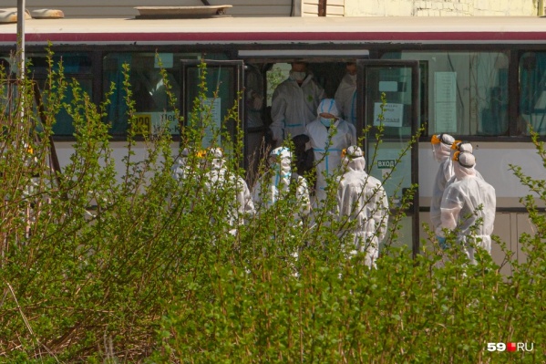 Из аэропорта вахтовиков отвезли в обсервацию на автобусах Из аэропорта вахтовиков отвезли в обсервацию на автобусах