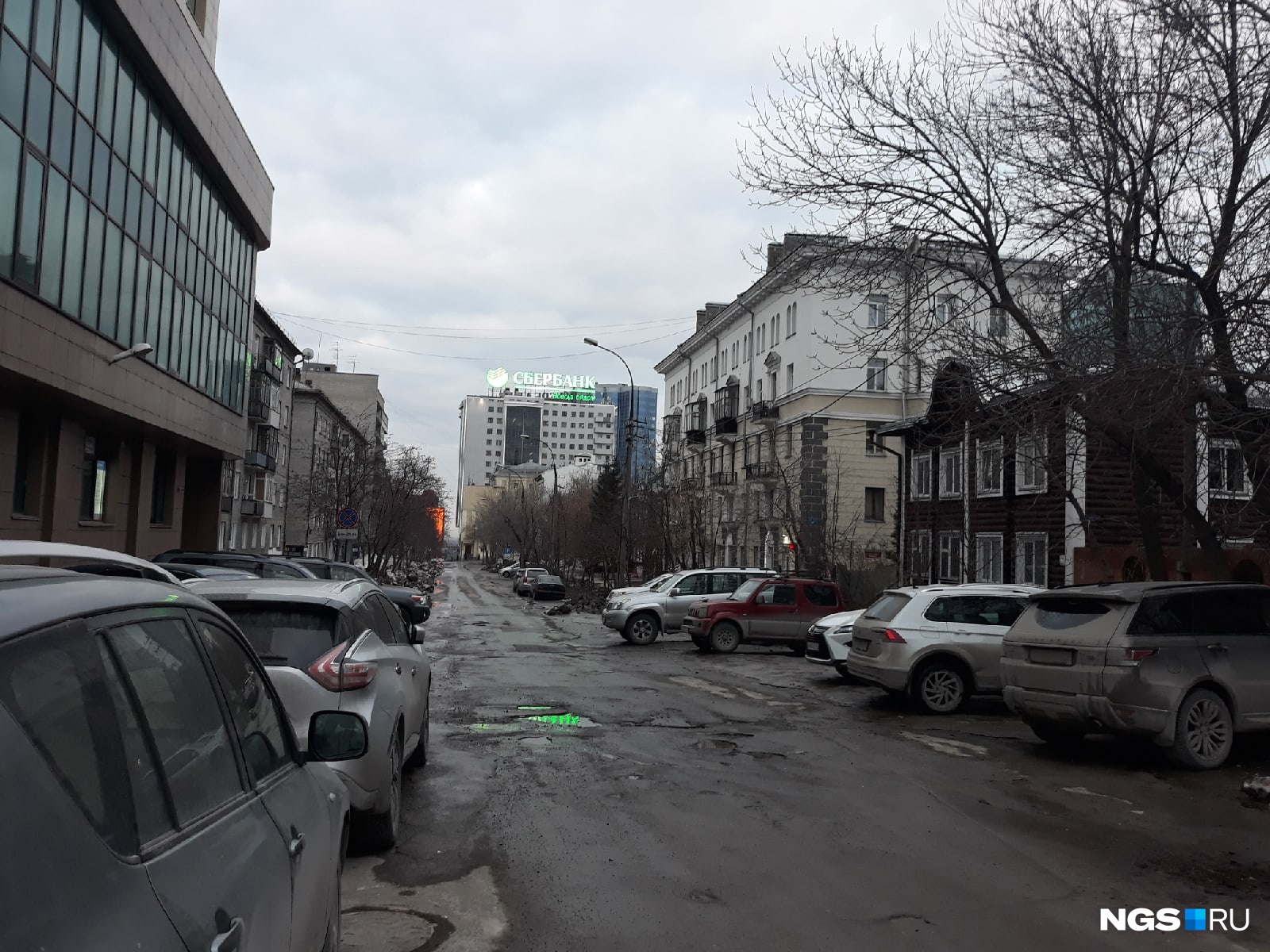На улицах центра пока пустынно и пасмурно На улицах центра пока пустынно и пасмурно
