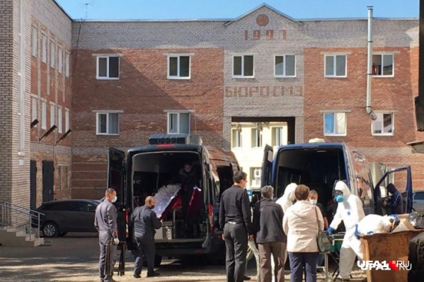 Умерших от коронавируса выдают в морге в черных мешках Умерших от коронавируса выдают в морге в черных мешках