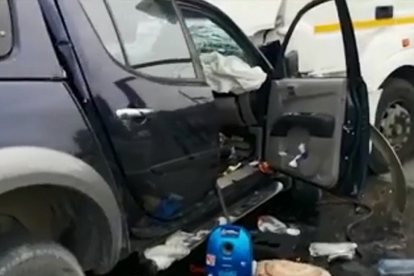Пикап из Тюмени на полной скорости врубился в грузовик Пикап из Тюмени на полной скорости врубился в грузовик