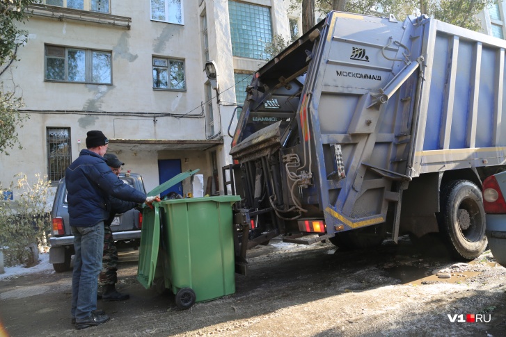 В домах с мусоропроводом раздельный сбор мусора заканчивается в одном мусоровозе