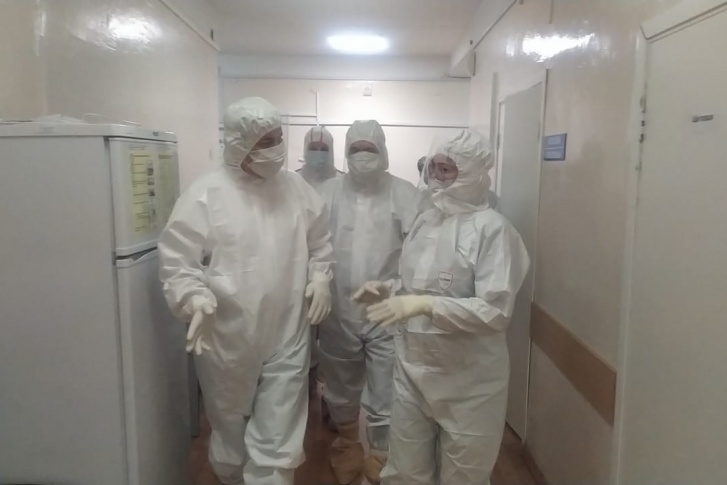 Радий Хабиров гулял по коридорам больницы в экипировке, которая защищает от проникновения инфекции