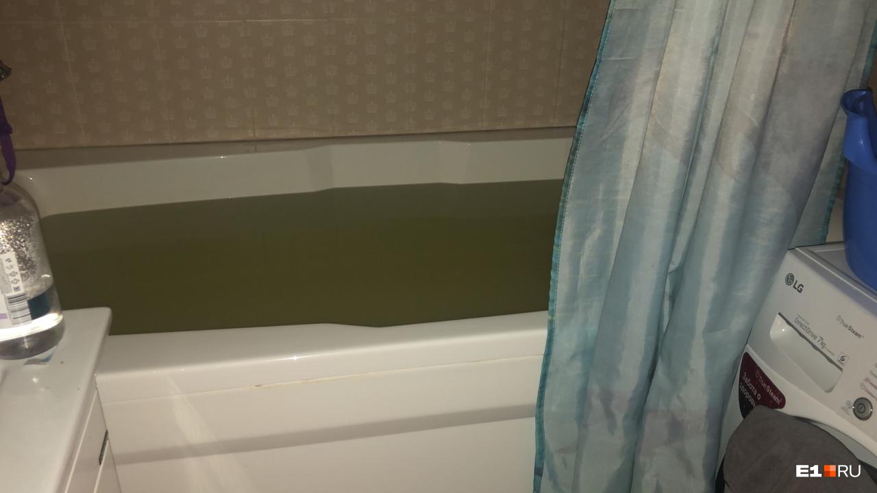 Ванна в квартире Владимира до сих пор стоит наполненная. Воду так никто и не слил Ванна в квартире Владимира до сих пор стоит наполненная. Воду так никто и не слил
